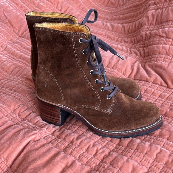 Frye Sabrina 6G Tan Suede/Leather Lace Up Wood Heeled Combat Moto Ankle Booties - Picture 5 of 12